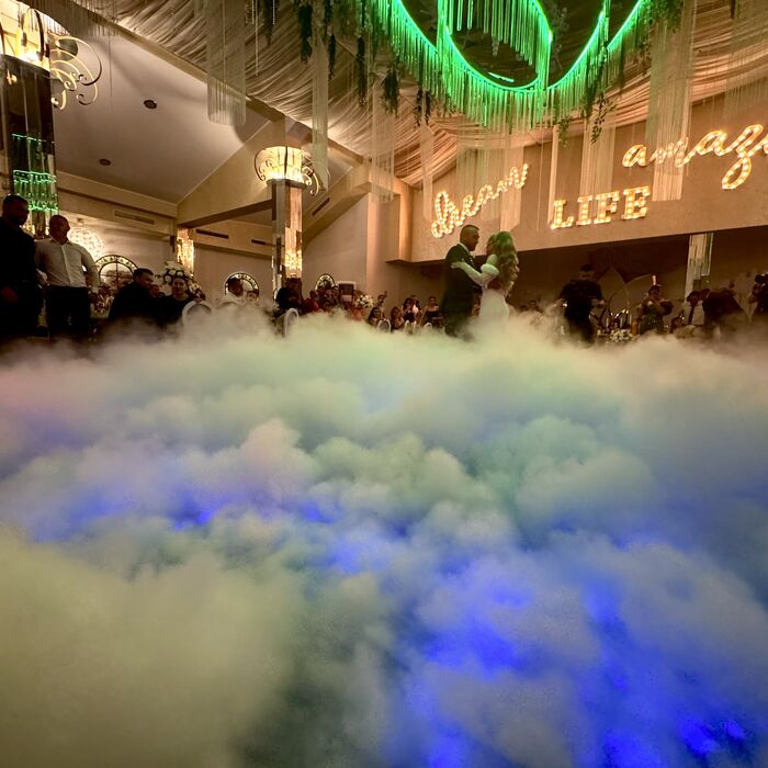 Atmosferă magică creată de fumul greu și lumini colorate