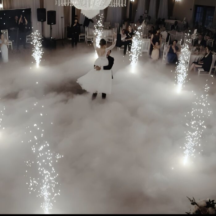 Dansul mirilor învăluit în fum greu și artificii